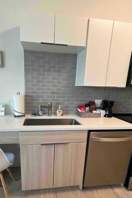 Studio Apartment, Queen Bed, Wifi, Kitchen, Washer & Dryer In Charlotte Dış mekan fotoğraf